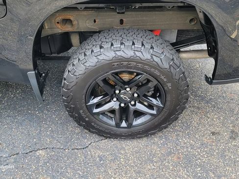 Used 2023 Chevrolet Silverado 1500 Custom Trail Boss w/ LPO, Dark Essentials Package AWD/4WD image 8