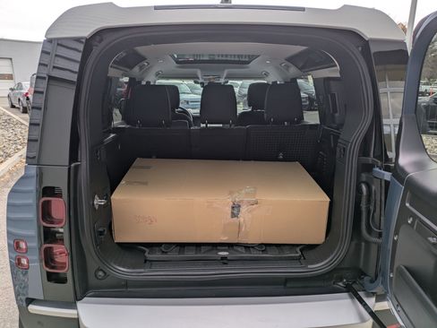 Used 2025 Land Rover Defender 110 S image 33