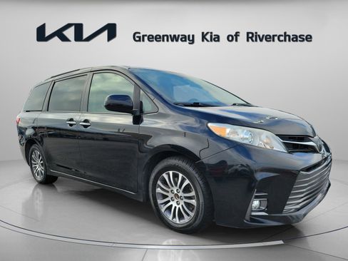 Used 2020 Toyota Sienna XLE image 1