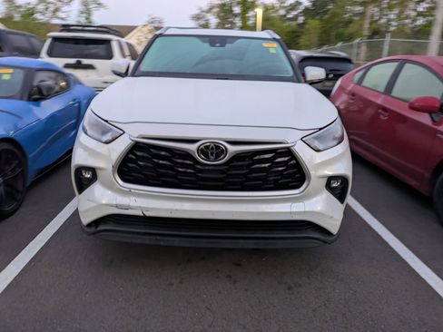 Used 2022 Toyota Highlander XLE image 2