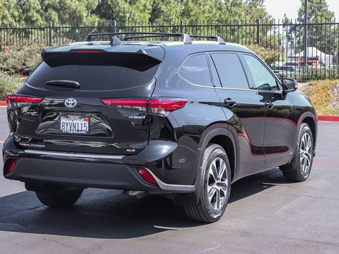 Used 2022 Toyota Highlander XLE AWD/4WD image 7