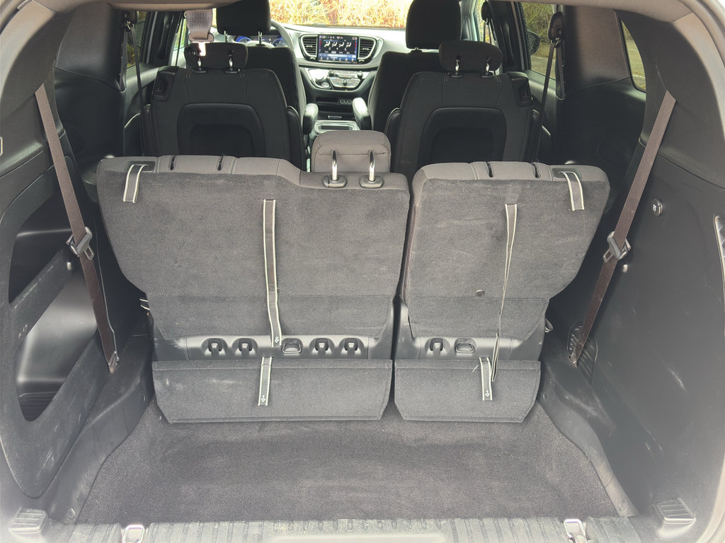 Used 2024 Chrysler Pacifica Touring FWD image 6