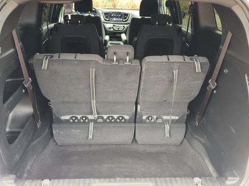 Used 2024 Chrysler Pacifica Touring FWD image 6