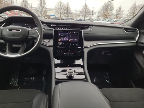 New 2025 Jeep Grand Cherokee Altitude image 18