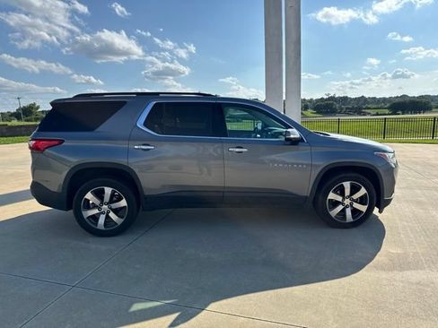 Used 2019 Chevrolet Traverse LT w/ LT Premium Package FWD image 3
