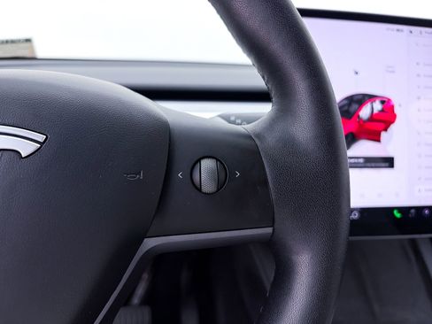Used 2024 Tesla Model Y 2WD image 32