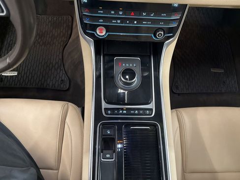 Used 2020 Jaguar XF Premium image 18