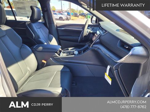 New 2025 Jeep Grand Cherokee Overland w/ Luxury Tech Group IV AWD/4WD image 14