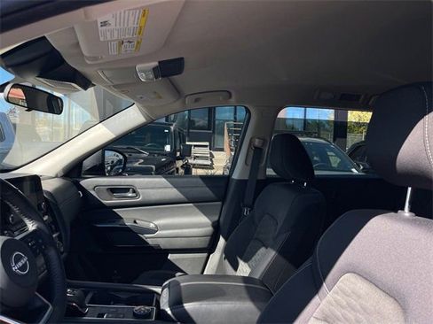 Used 2024 Nissan Pathfinder SV image 11