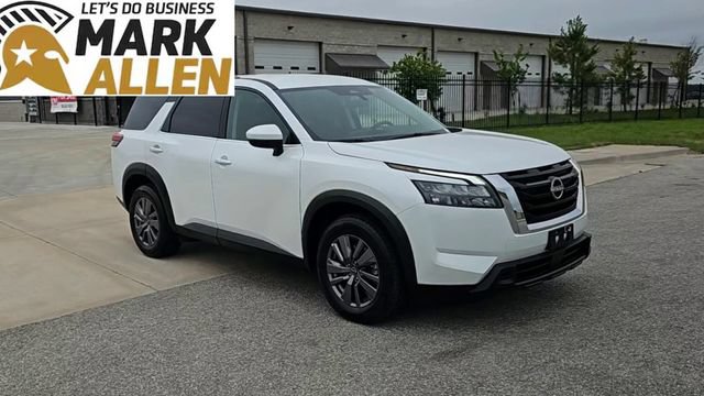 Used 2025 Nissan Pathfinder SV FWD image 2