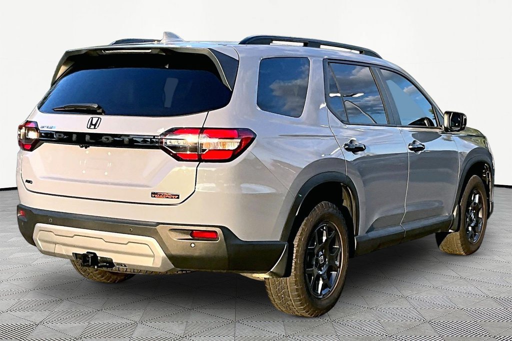 Certified 2025 Honda Pilot TrailSport image 5