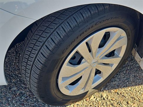 Used 2024 Nissan Versa S w/ Trunk Package image 31