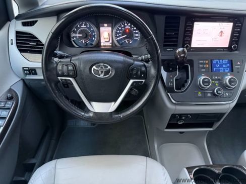 Used 2018 Toyota Sienna XLE image 11