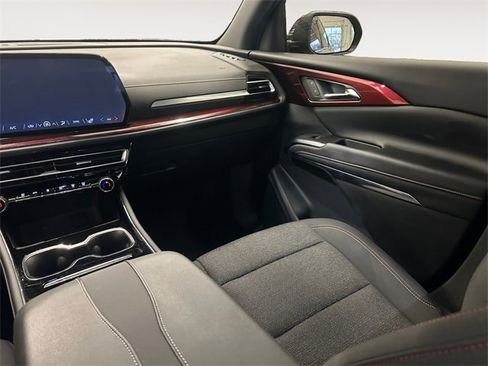 Used 2024 Chevrolet Traverse Z71 image 11