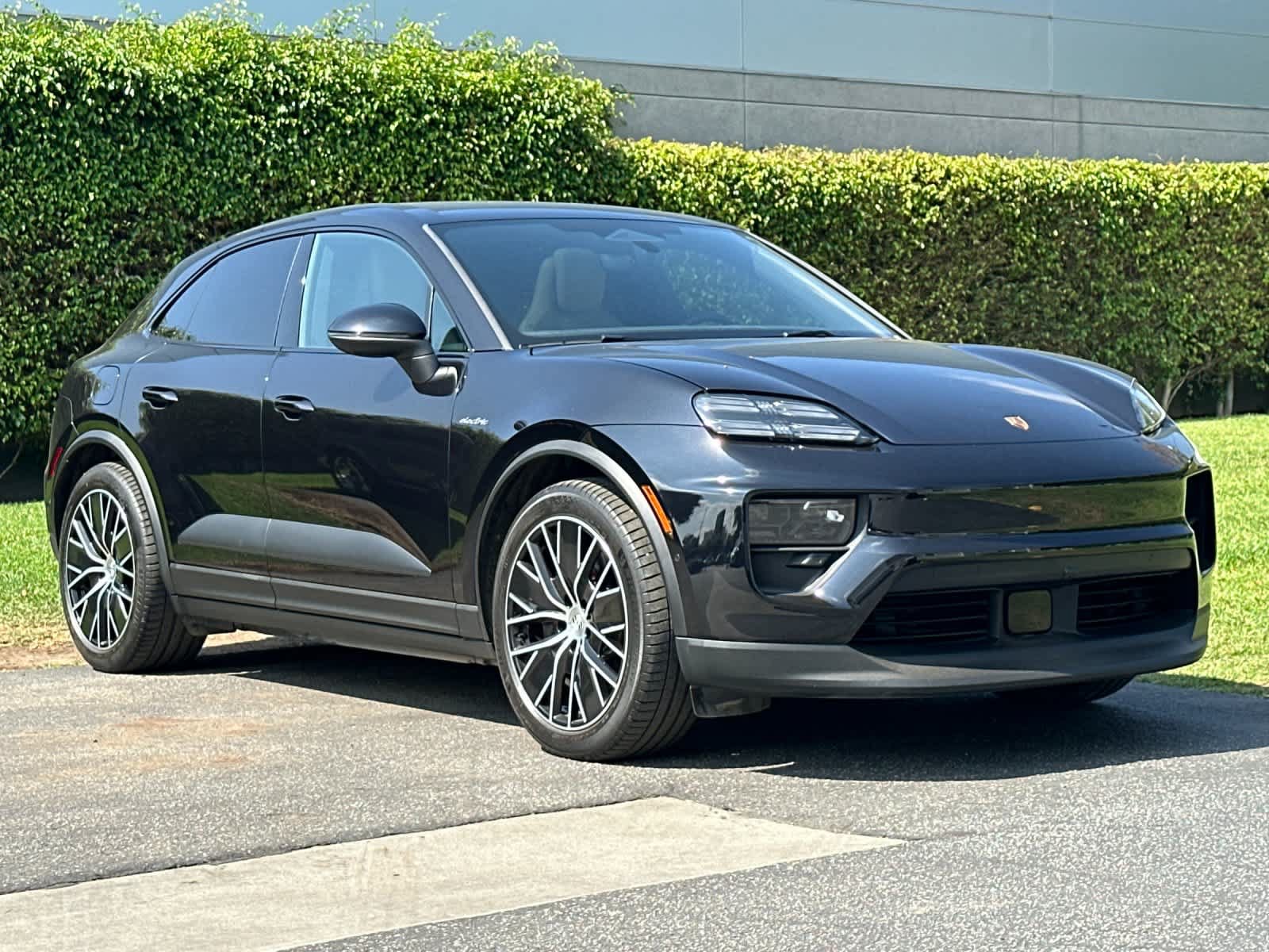 Certified 2025 Porsche Macan 4S Electric AWD/4WD image 10