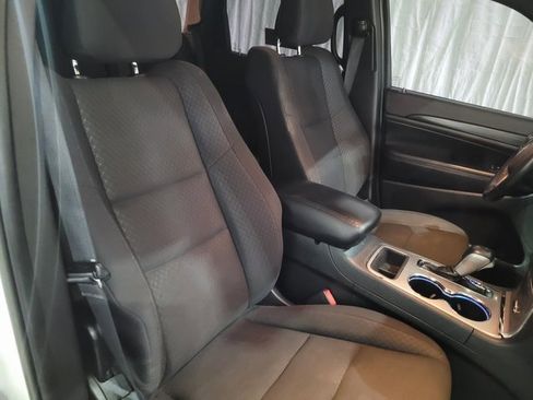 Used 2019 Jeep Grand Cherokee Laredo w/ Security & Convenience Group image 52