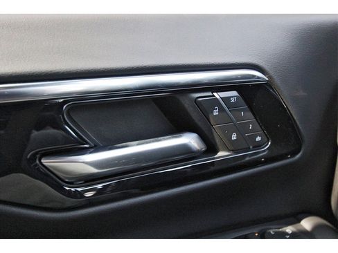 Used 2025 Chevrolet Suburban Z71 image 18