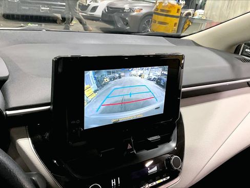 Used 2025 Toyota Corolla LE w/ Convenience Package image 28