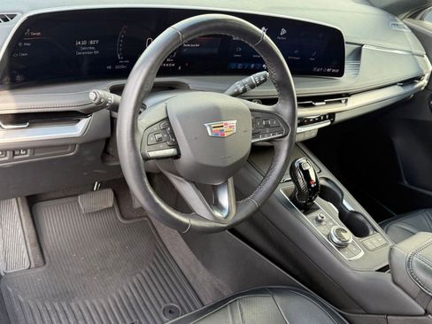 Used 2025 Cadillac XT4 Premium Luxury image 4
