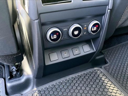 Used 2023 Land Rover Defender 110 SE AWD/4WD image 36