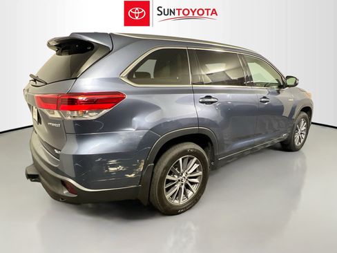 Used 2018 Toyota Highlander XLE AWD/4WD image 4