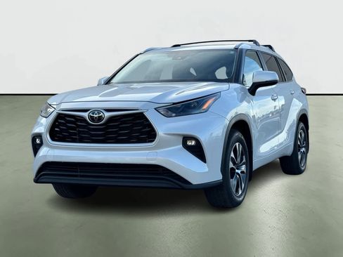 Used 2024 Toyota Highlander XLE image 2