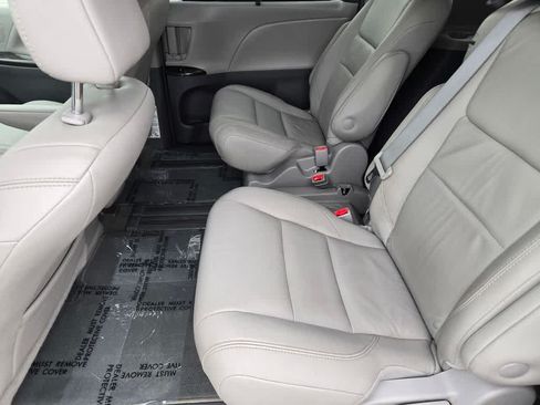 Used 2018 Toyota Sienna XLE w/ XLE Navigation Package FWD image 12