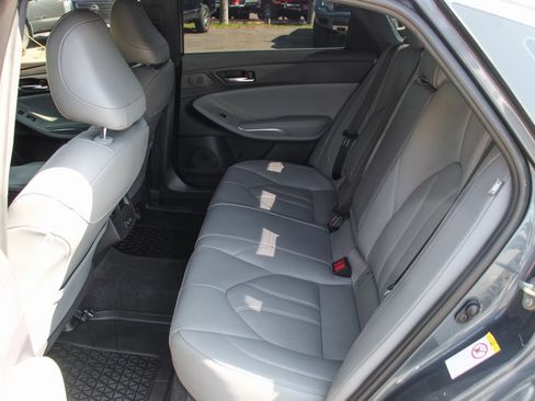 Used 2019 Toyota Avalon XLE image 32