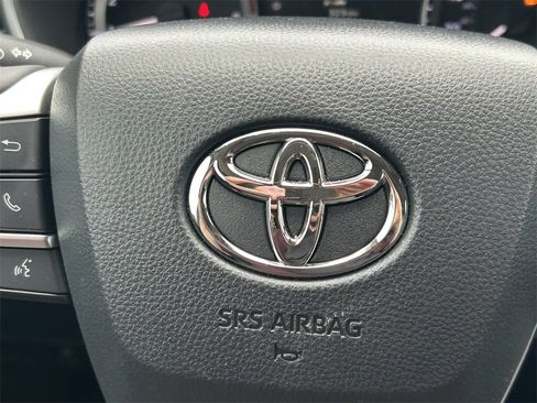 Used 2025 Toyota Highlander XLE image 41