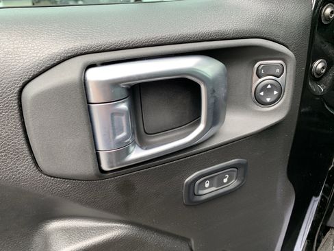 Used 2024 Jeep Wrangler Unlimited w/ Convenience Group AWD/4WD image 17