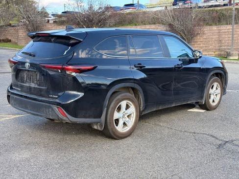 Used 2024 Toyota Highlander LE image 4