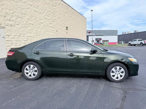 Used 2010 Toyota Camry SE FWD image 6