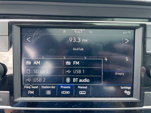 Used 2023 Volkswagen Jetta SE w/ Panoramic Sunroof Package FWD image 29
