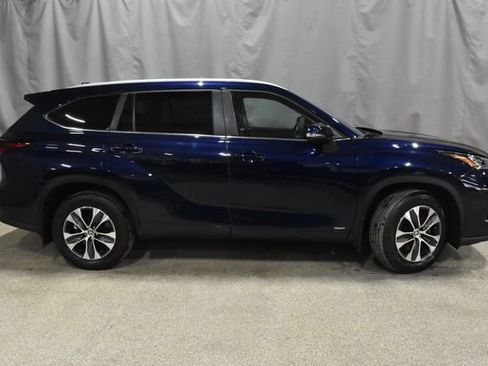 Used 2024 Toyota Highlander XLE image 3