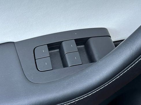 Used 2021 Tesla Model Y Long Range image 13