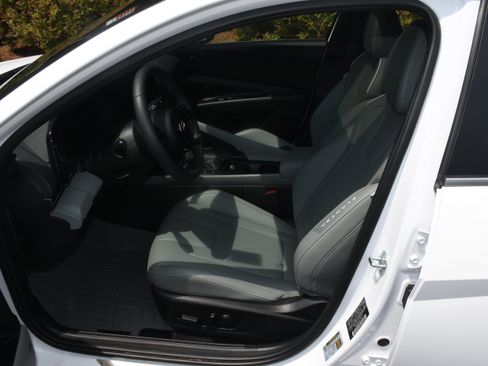 Used 2025 Hyundai Elantra Limited FWD image 8