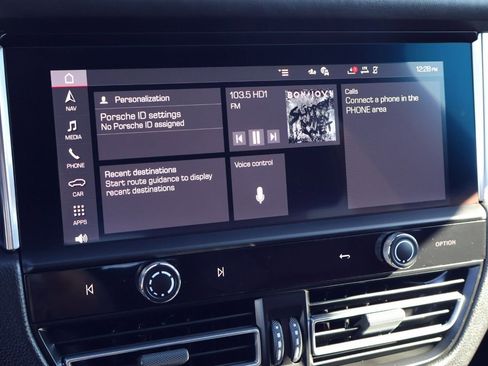 Certified 2025 Porsche Macan image 17