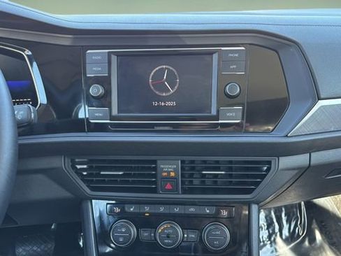 Used 2023 Volkswagen Jetta SE image 10