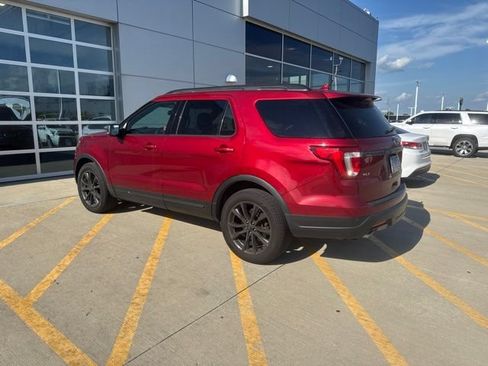 Used 2018 Ford Explorer XLT w/ XLT Appearance Package AWD/4WD image 3