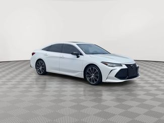 Used 2019 Toyota Avalon Touring FWD video 2