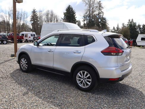 Used 2020 Nissan Rogue SV image 3