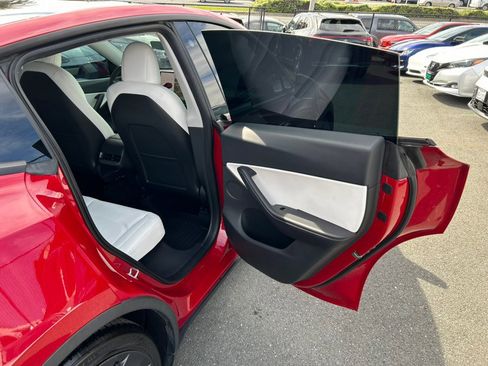 Used 2022 Tesla Model Y Performance image 40