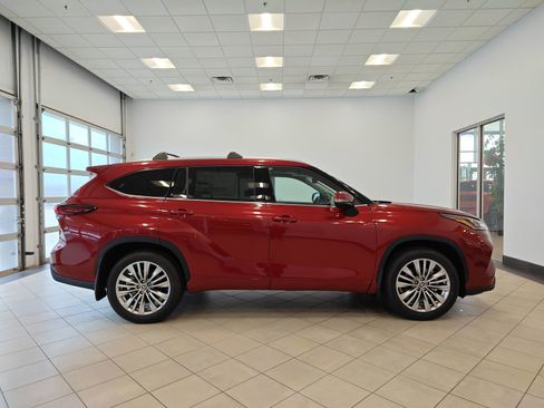 New 2026 Toyota Highlander Platinum AWD/4WD image 2