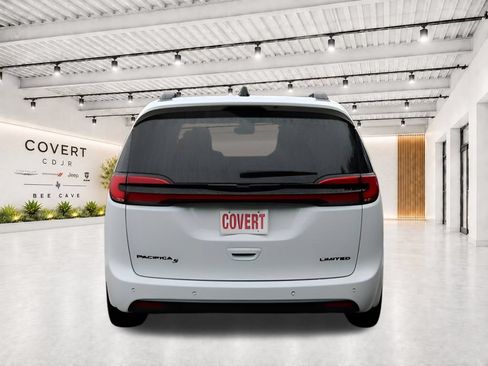 Used 2025 Chrysler Pacifica Limited FWD image 5