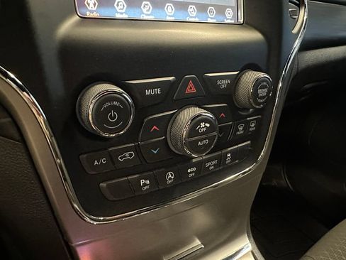Used 2021 Jeep Grand Cherokee Laredo w/ Security & Convenience Group AWD/4WD image 15
