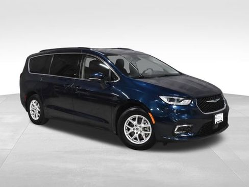 Used 2022 Chrysler Pacifica Touring-L image 4