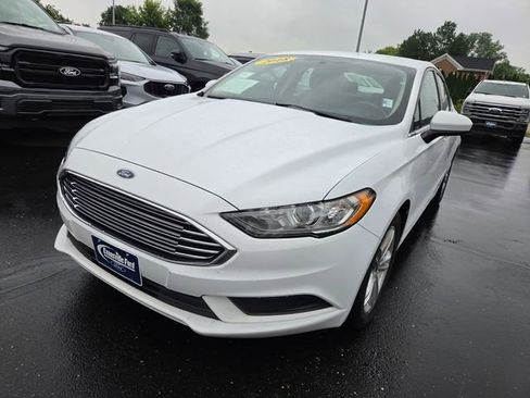 Used 2018 Ford Fusion SE w/ Fusion SE Technology Package FWD image 3