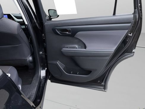 Used 2023 Toyota Highlander LE AWD/4WD image 18
