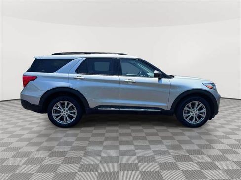 Used 2023 Ford Explorer XLT w/ Equipment Group 202A AWD/4WD image 8
