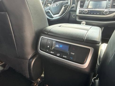 Used 2019 Toyota Highlander Limited FWD image 28